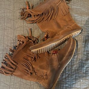 Minnetonka brown suede fringe boots moccasins size 9